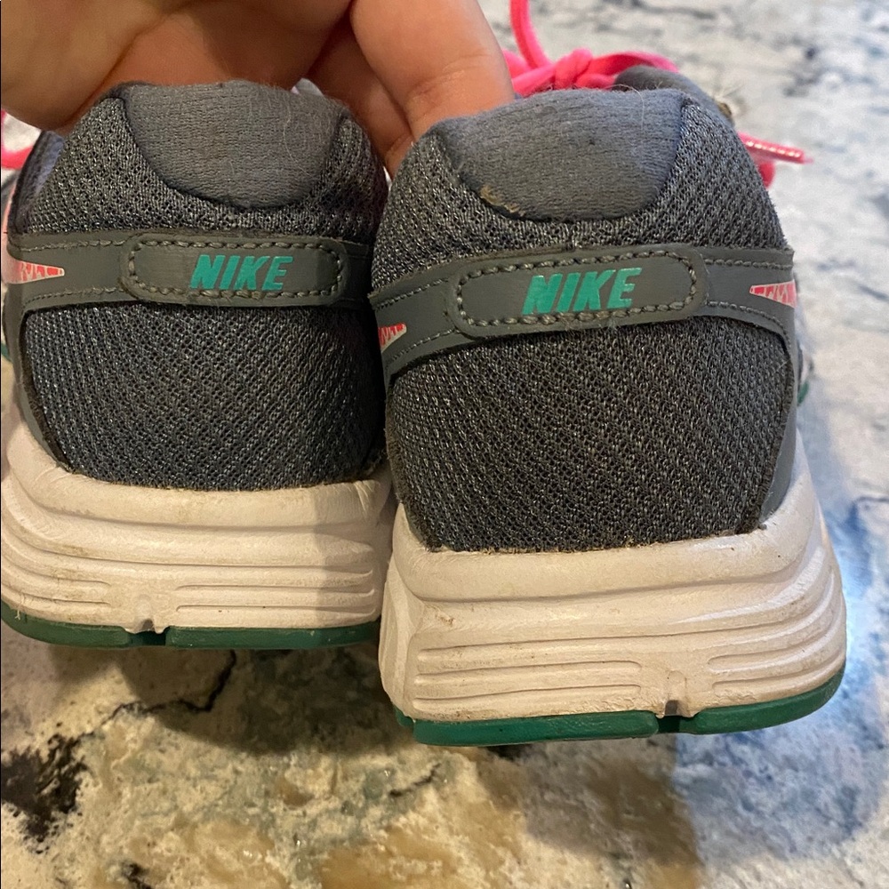 NIKE. Tennis shoes. - Picture 5 of 7